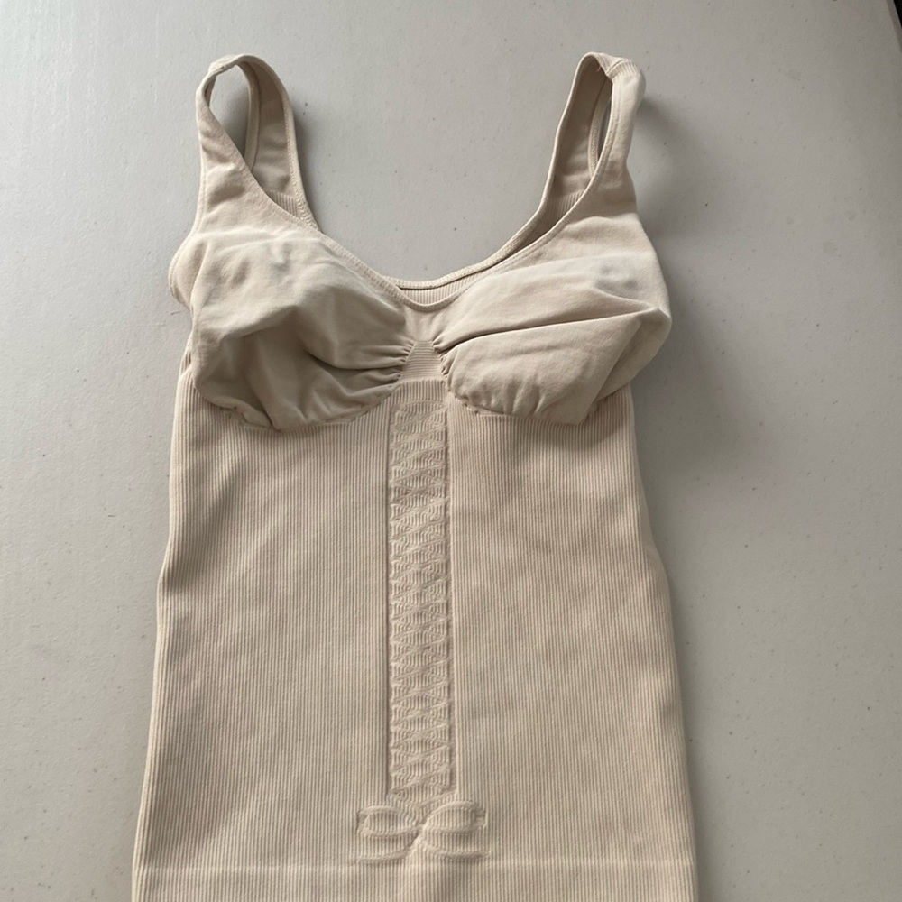 NWOT- Guess compression Top